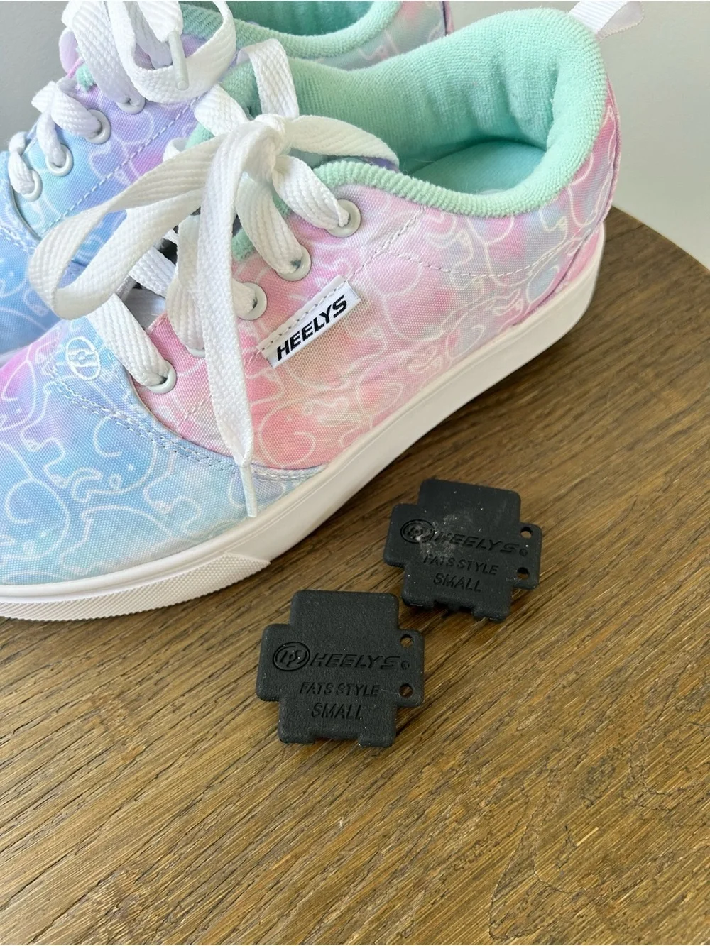 Heelys girls sneakers with interchangeable wheel in heel